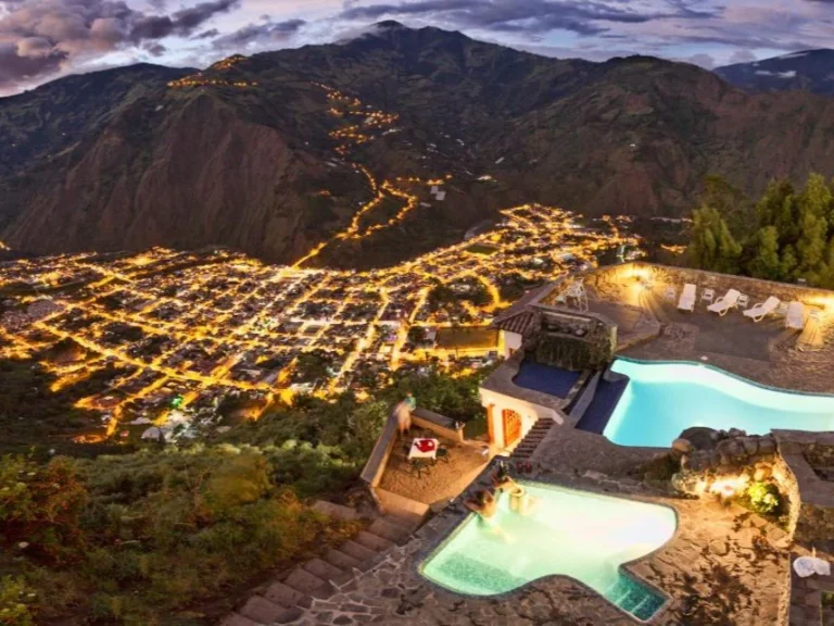 Ecuador Luna Volcan front