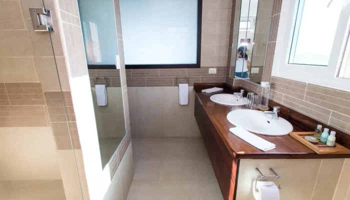 Galapagos Iguana Crossing bathroom Galapagos Iguana Crossing bathroom